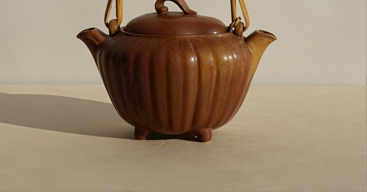 Teapot with double mouth • Archyvio